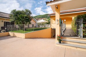 Property grounds - Villa 'Il Frutteto 48' with Private Terrace and Wi-Fi (Ortovero)