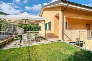 Outdoor dining - Villa 'Il Frutteto 48' with Private Terrace and Wi-Fi (Ortovero)