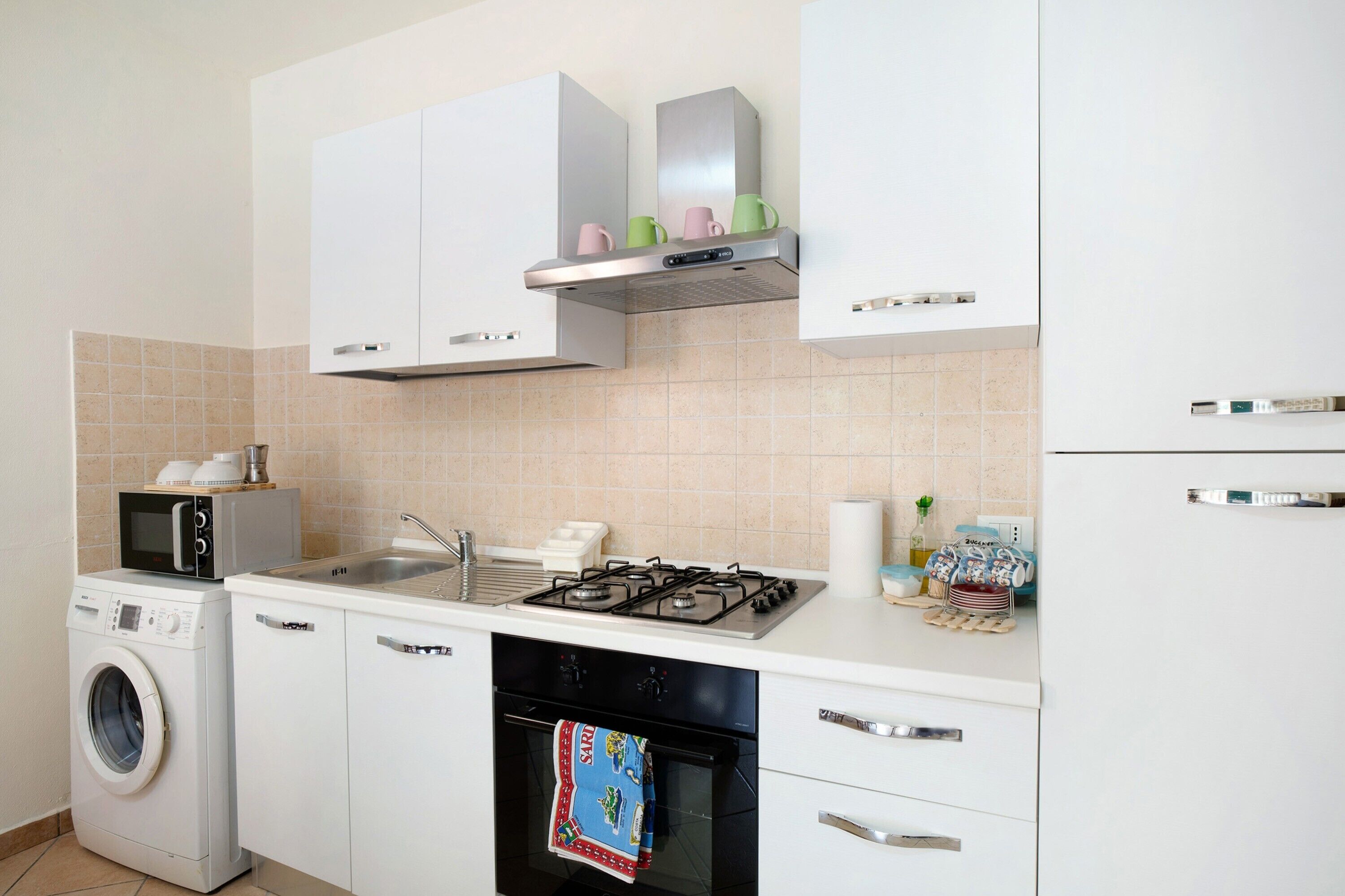 Een koelkast, een magnetron, een oven, een kookplaat