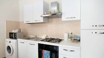 Een koelkast, een magnetron, een oven, een kookplaat