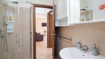Shower, hair dryer, towels