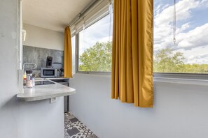 Frigorifero, microonde, piano cottura, macchina per tè/caffè