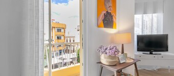 Vacation Apartment 'Santa Cruz Art Home' with Balcony and Wi-Fi
