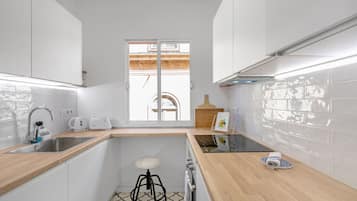 Køleskab, mikrobølgeovn, ovn, kogeplade