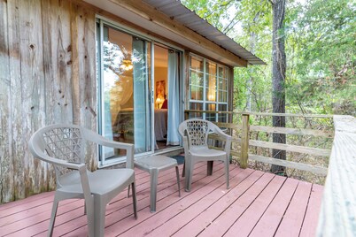 Harts Landing - A cozy forest getaway for friends & family at Stag Leap Cabins!