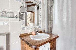Douche, sèche-cheveux, serviettes fournies