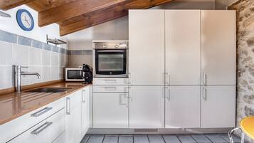 Een koelkast, een magnetron, een oven, een kookplaat