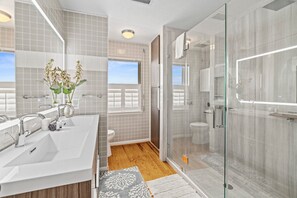 Douche, baignoire à remous, séchoir à cheveux, serviettes fournies