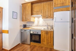 Kühlschrank, Mikrowelle, Herdplatte, Geschirrspüler