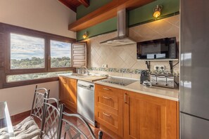 Køleskab, mikrobølgeovn, kogeplade, opvaskemaskine