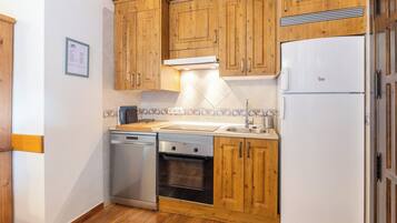 Réfrigérateur, micro-ondes, plaque de cuisson, lave-vaisselle