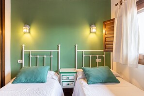 3 chambres, fer et planche à repasser, accès au Wi-Fi (inclus)