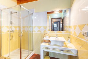 Shower, towels - Apartment 'Casa Baja' with Shared Pool, Private Terrace and Wi-Fi (Fresnedillas de la Oliva)