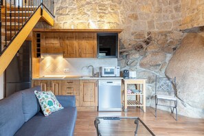 Una televisión, una chimenea