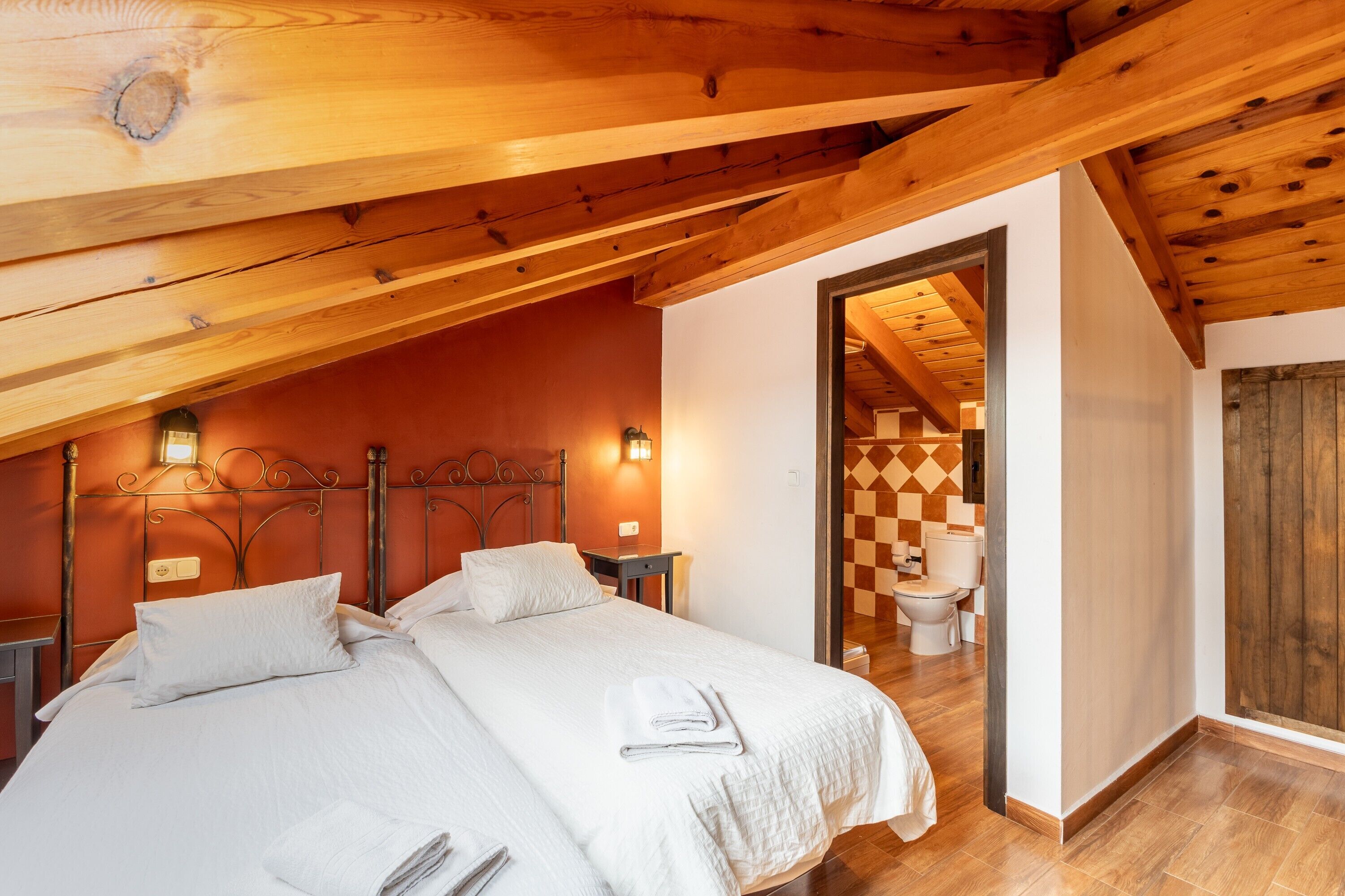 2 عدّة غرف نوم ومكواة/لوح كي وواي فاي مجانًا وملاءات أسرّة