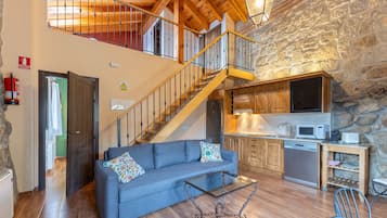 Een televisie en een open haard