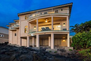 Exterior - 🏖️Ocean Front & Balcony w Sunset Views | AC (Kailua Kona)