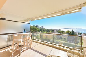 Outdoor dining - 1-Br. apartment, calm, sea view, pool and parking garage (Cannes)
