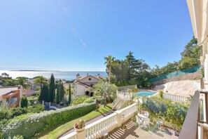 Outdoor dining - 1-Br. apartment, calm, sea view, pool and parking garage (Cannes)