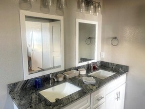 Dusch, hårtork, handdukar och tvål