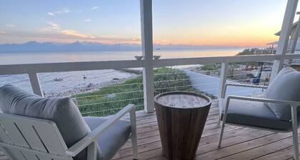 Sapphire House Utila, a Waterfront 2 Bedroom Upscale Private Home.