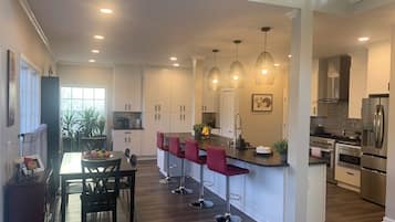 Frigorífic, microones, forn i placa de cuina