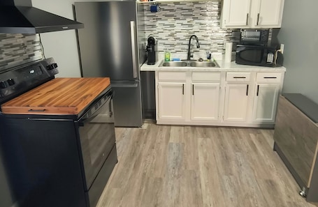 Fridge, microwave, oven, stovetop. Serenity's Sanctuary in this quiet, peaceful 2 bdr 1 bath bungalow. Pet friendly