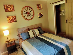 2 bedrooms, free WiFi, bed sheets - Serenity's Sanctuary in this quiet, peaceful 2 bdr 1 bath bungalow. Pet friendly (Cushing)