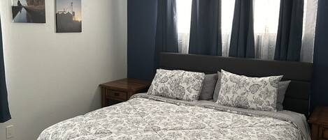 1 habitación, tabla de planchar con plancha, wifi gratis y ropa de cama