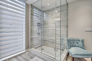 Dusche, Haartrockner, Handtücher, Seife