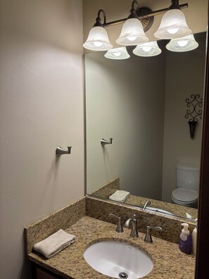 Dusch, bubbelbadkar, handdukar och tvål