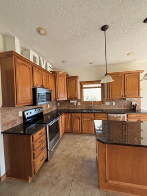 Kylskåp, mikrovågsugn, ugn och spish äll