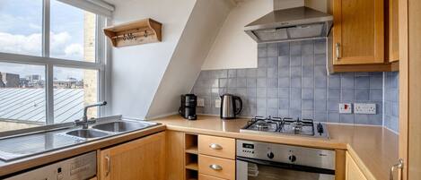 Kühlschrank, Mikrowelle, Ofen, Geschirrspüler