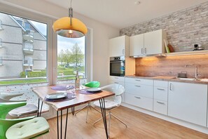 Kühlschrank, Mikrowelle, Ofen, Geschirrspüler