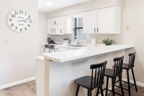Fridge, microwave, oven, stovetop - Spacious 2 Bedroom Condo in Gated Pointe Royale Golf Village with Pools. (Branson)