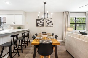 Dining - Spacious 2 Bedroom Condo in Gated Pointe Royale Golf Village with Pools. (Branson)
