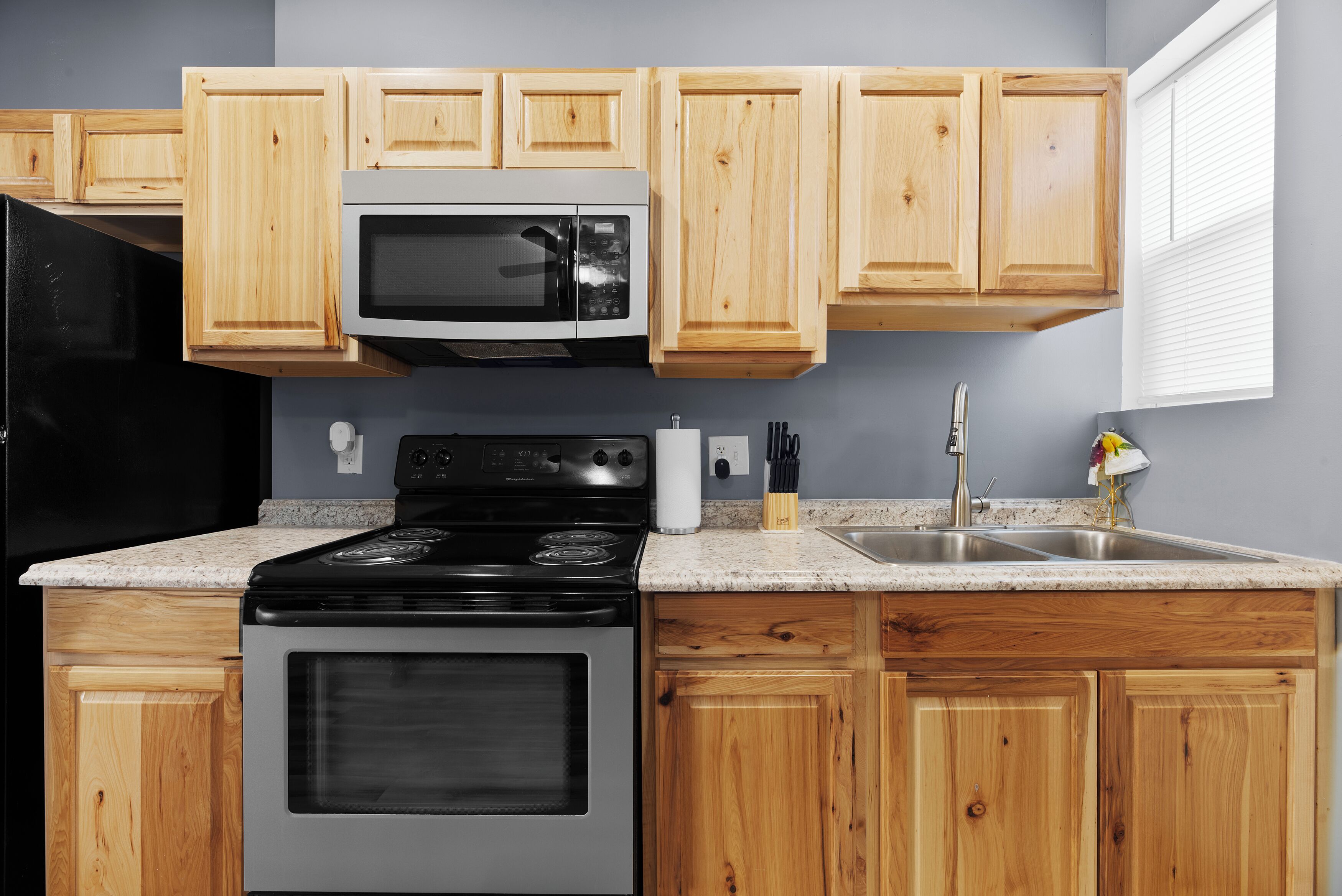 Lemont property Home away from home. Beautiful 2 bedroom Townhome awaits you.