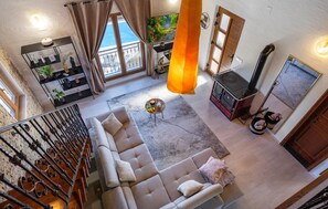 Una Smart TV, una chimenea
