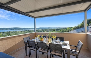 Outdoor dining - Lovely home in Donje Polje (Donje Polje)