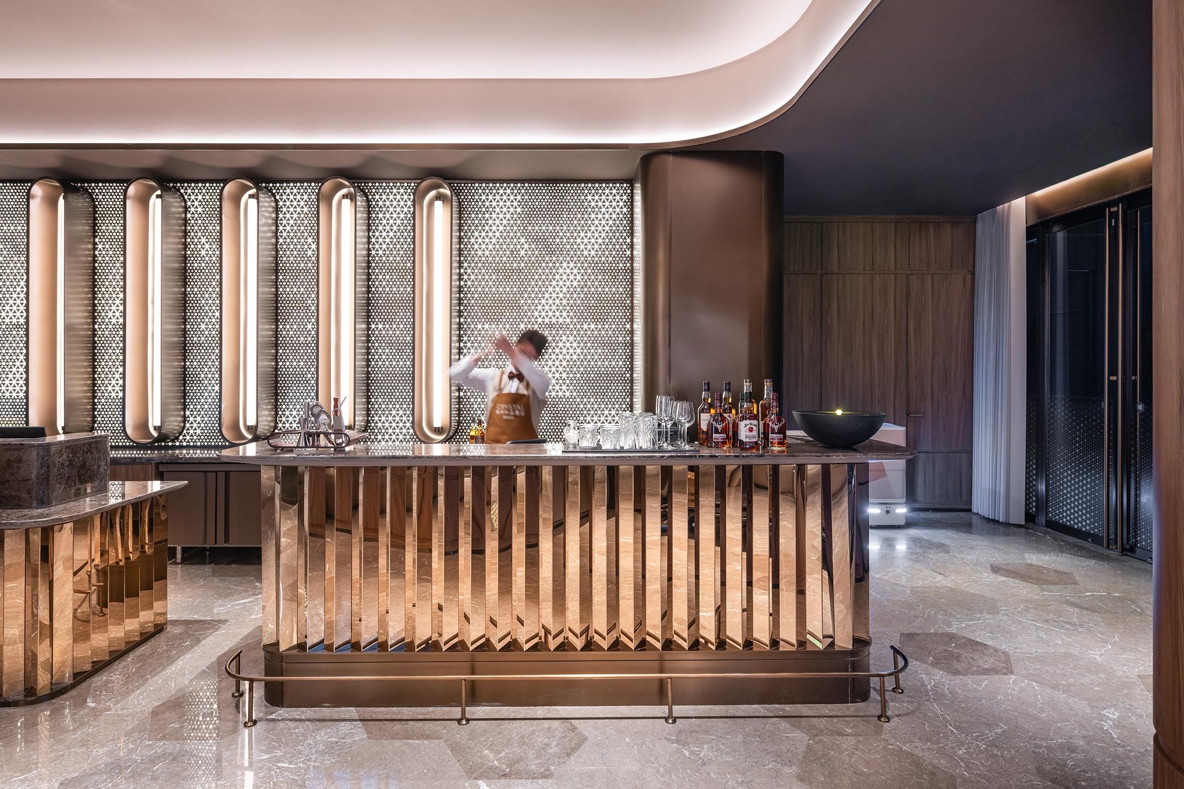 Een moderne bar met een bartender, een gepolijste marmeren vloer en een stijlvol, eigentijds design.