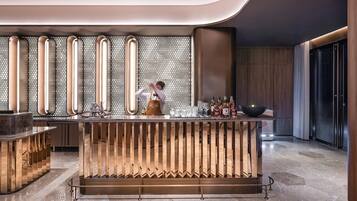 Een moderne bar met een bartender, een gepolijste marmeren vloer en een stijlvol, eigentijds design.