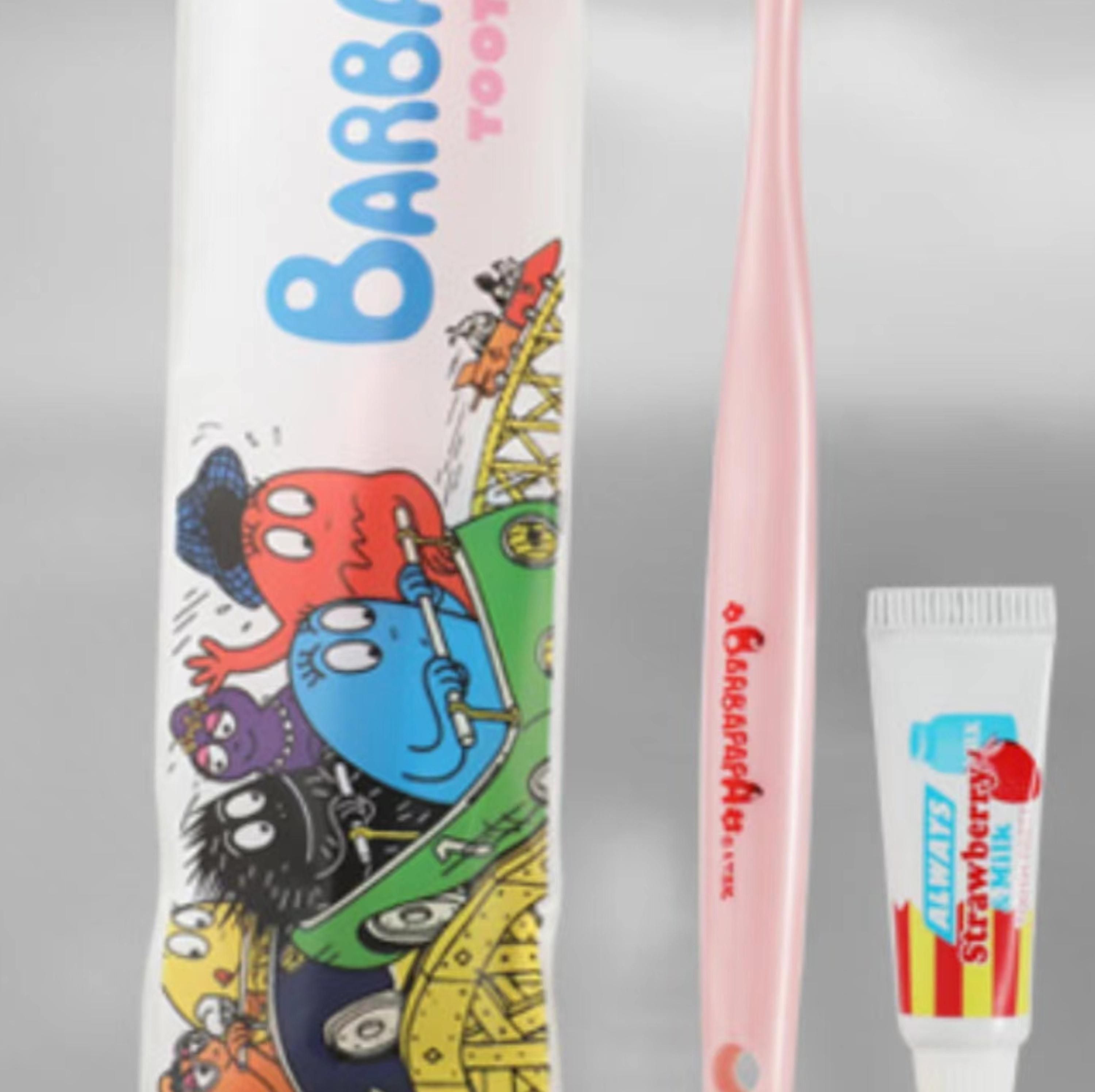 Un tube de dentifrice Barbadabra et un emballage de lait à la fraise.