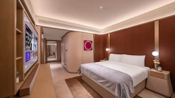 Una habitación de hotel con cama, mesita de noche y un espejo grande.