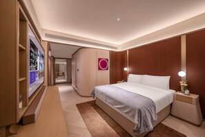 A hotel room with a bed, bedside table, nightstand, and a large mirror. - Crystal Orange Hotel Nanjing Southeast University (Nanjing)