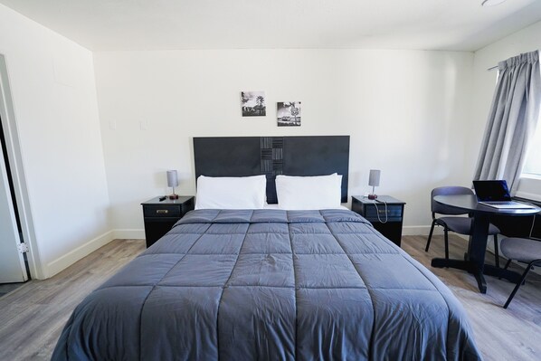 مساحة عمل للكمبيوتر المحمول وستائر تعتيم ومكواة/لوح كي وواي فاي مجانًا