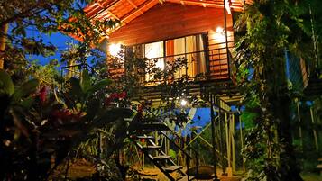 Casa de árbol romántica | Cunas gratuitas, wifi gratis y ropa de cama