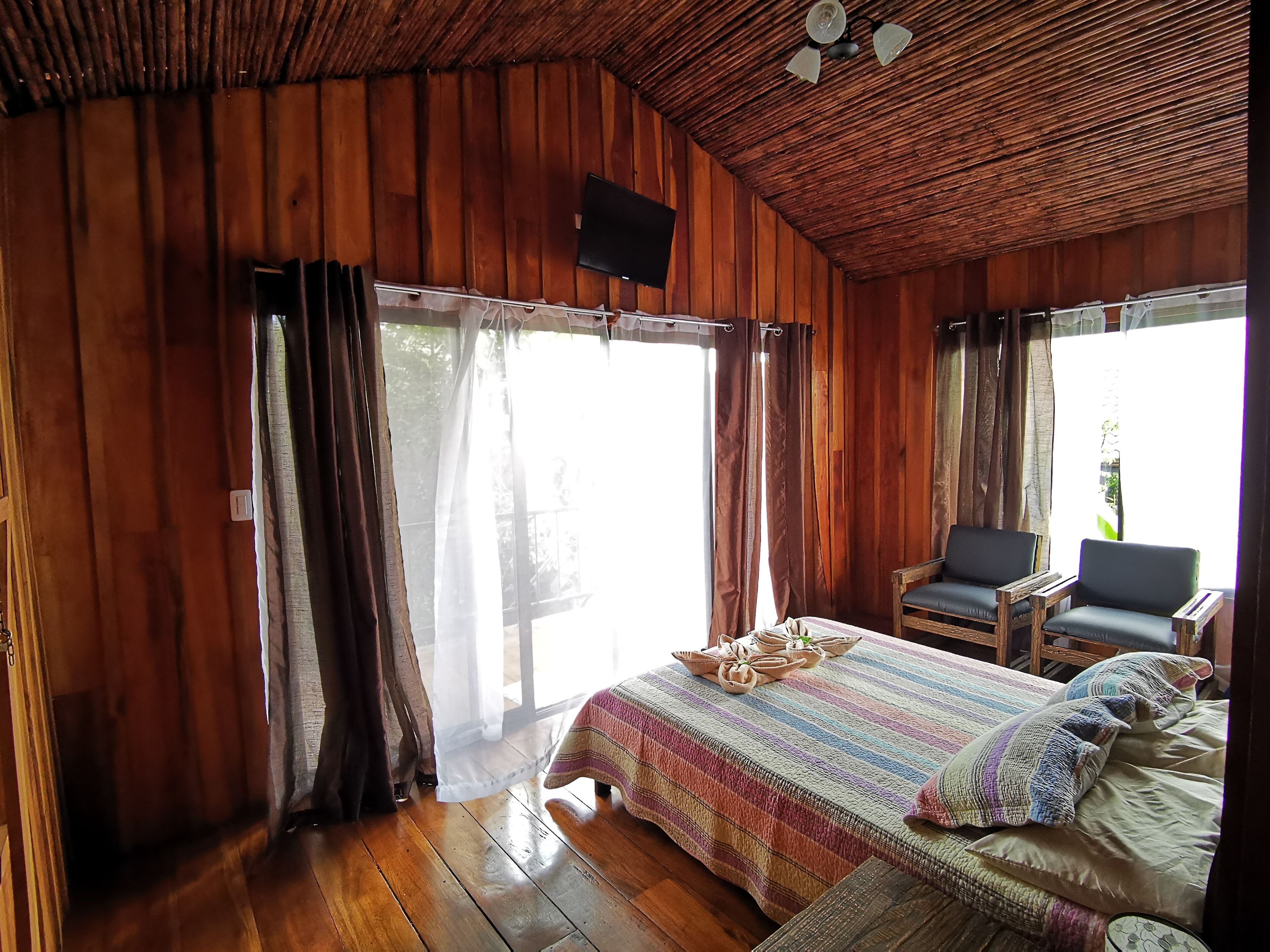 Cabane dans un arbre romantique | Lit de bébé (gratuit), accès au Wi-Fi (inclus), literie fournie