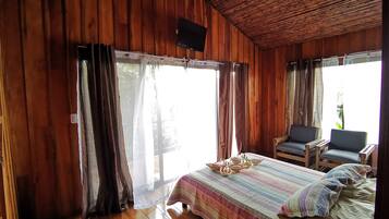 Cabane dans un arbre romantique | Lit de bébé (gratuit), accès au Wi-Fi (inclus), literie fournie