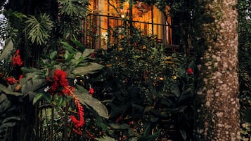 Romantic Tree House | Free cots/infant beds, free WiFi, bed sheets