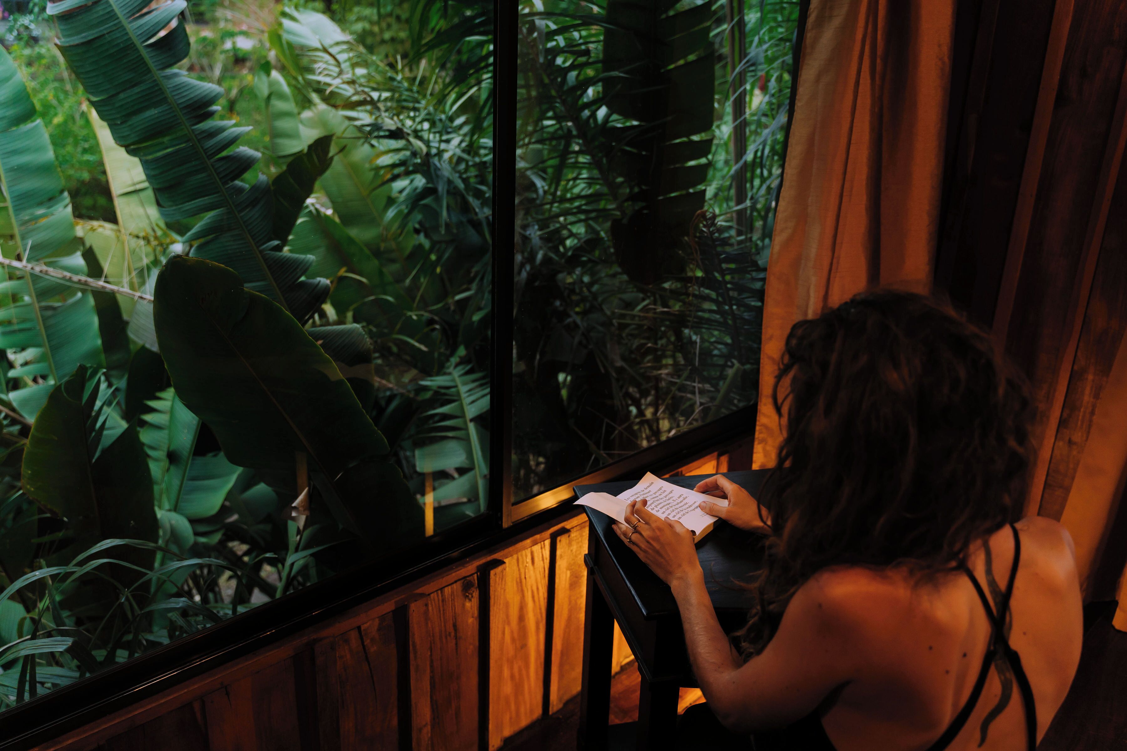 Cabane dans un arbre romantique | Aire de séjour | Téléviseur connecté de 32 po avec télévision numérique